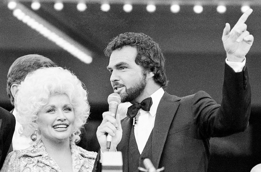 Dolly Parton, a sinistra, e Burt Reynolds partecipano alla prima del loro film "The Best Little Whorehouse in Texas" ad Austin, il 12 luglio 1982. (Foto AP/Ted Powers, archivio) (APN)