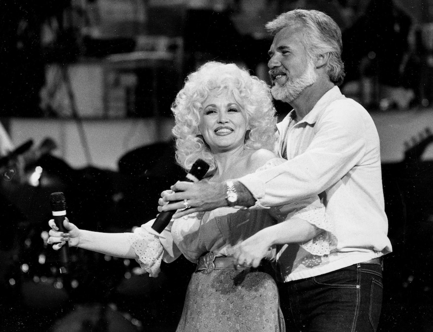 Dolly Parton, a sinistra, e Kenny Rogers provano una canzone in vista della loro partecipazione al programma televisivo "Live... And in Person" a Los Angeles il 27 settembre 1983. (Foto AP/Doug Pizac, archivio) (APN)