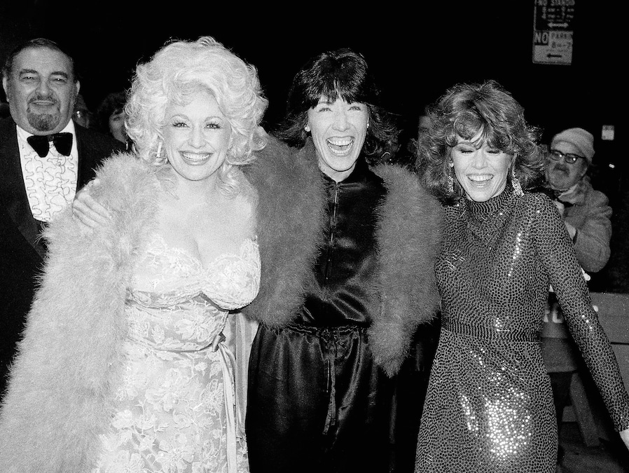 Dolly Parton, a sinistra, Lily Tomlin, al centro, e Jan Fonda arrivano alla prima del loro film "9 To 5" a New York il 14 dicembre 1980. (Foto AP/Richard Drew, archivio) (APN)