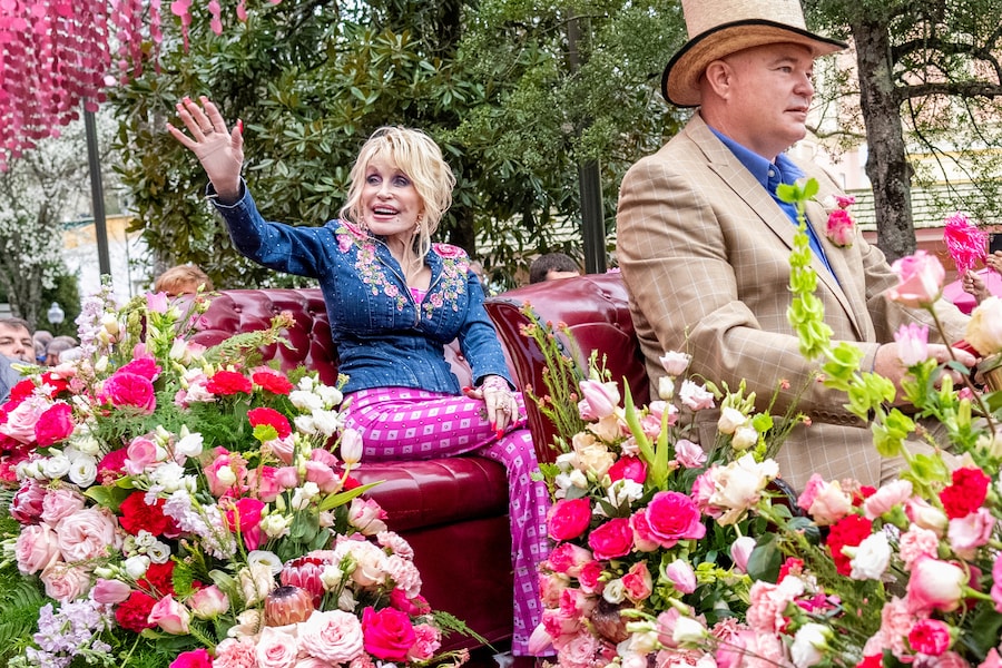Dolly Parton partecipa alla giornata dedicata ai titolari di abbonamenti stagionali e alla stampa presso Dollywood a Pigeon Forge, nel Tennessee, l'8 marzo 2024. (Foto di Amy Harris/Invision/AP, Archivio) (APN)