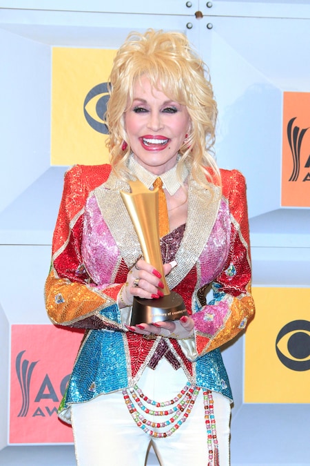 La cantante statunitense Dolly Parton posa per un ritratto nella sala stampa durante la 51ª edizione della cerimonia degli Academy of Country Music Awards, tenutasi alla MGM Grand Garden Arena di Las Vegas, Nevada, USA, il 3 aprile 2016 (ripubblicato il 25 agosto 2026). La leggenda della musica country statunitense Dolly Parton è morta all’età di 80 anni, come annunciato dalla sua famiglia sui social media il 25 agosto 2026. EPA/NINA PROMMER (EPA)
