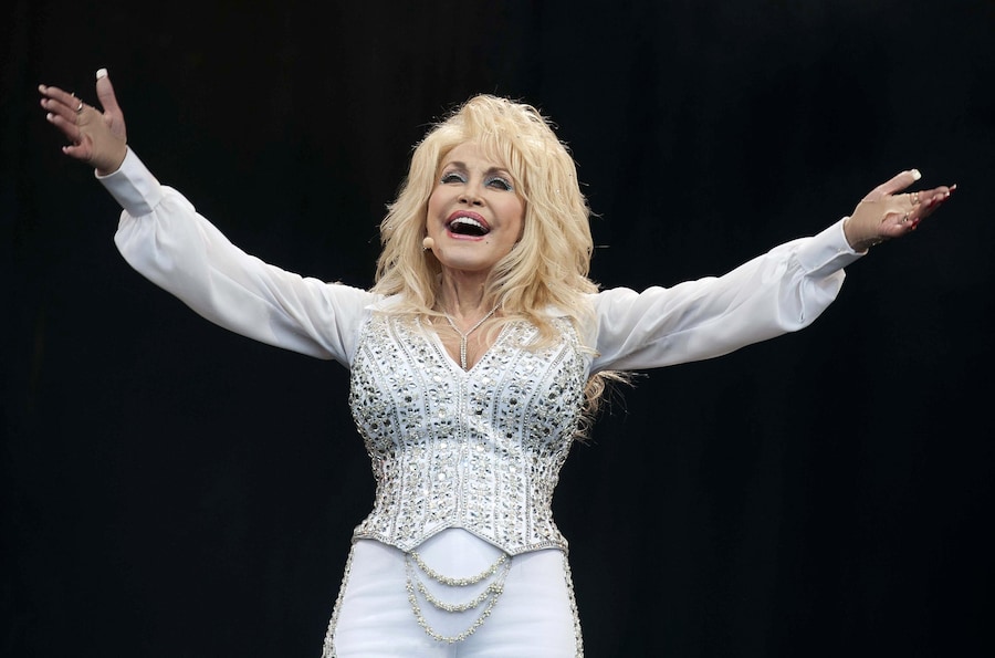 La cantante statunitense Dolly Parton si esibisce sul Pyramid Stage del Glastonbury Festival of Contemporary Performing Arts 2014 a Worthy Farm, vicino a Pilton, nel Somerset, in Gran Bretagna, il 29 giugno 2014 (ripubblicato il 25 agosto 2026). La leggenda della musica country statunitense Dolly Parton è morta all’età di 80 anni, come annunciato dalla sua famiglia sui social media il 25 agosto 2026. EPA/WILL OLIVER *** Didascalia locale *** 56614197 (EPA)
