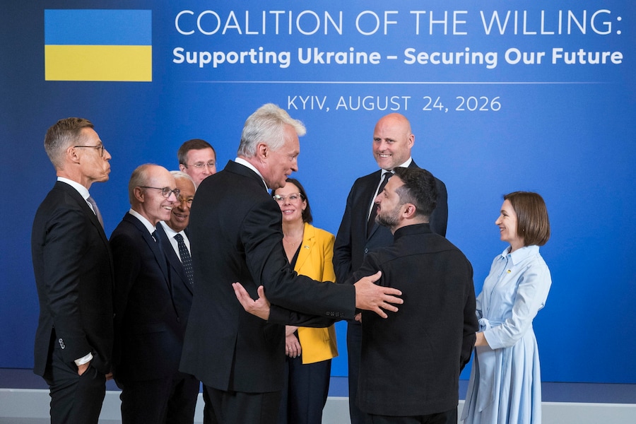 I partecipanti al vertice della “Coalizione dei Volenterosi” a Kiev; (da sinistra a destra) il presidente finlandese Alexander Stubb, il primo ministro lussemburghese Luc Frieden, il presidente del Consiglio europeo Antonio Costa, il primo ministro ucraino Serhii Koretskyi, il presidente lituano Gitanas Nauseda, il ministro degli Esteri svedese Maria Malmer Stenergard, il primo ministro lettone Andris Kulbergs, il presidente ucraino Volodymyr Zelensky e la presidente moldava Maia Sandu, in Ucraina, il 24 agosto 2026. (EPA)