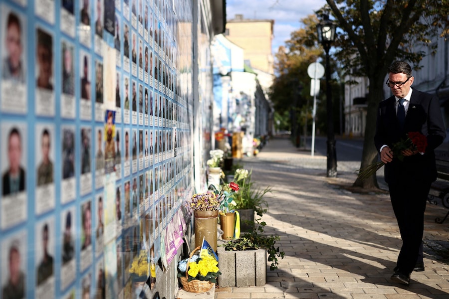 Il primo ministro britannico Andy Burnham visita visitare il Muro della Memoria in piazza Mykhailivska (piazza San Michele) nel centro storico di Kiev, in Ucraina, il 24 agosto 2026. (via REUTERS)