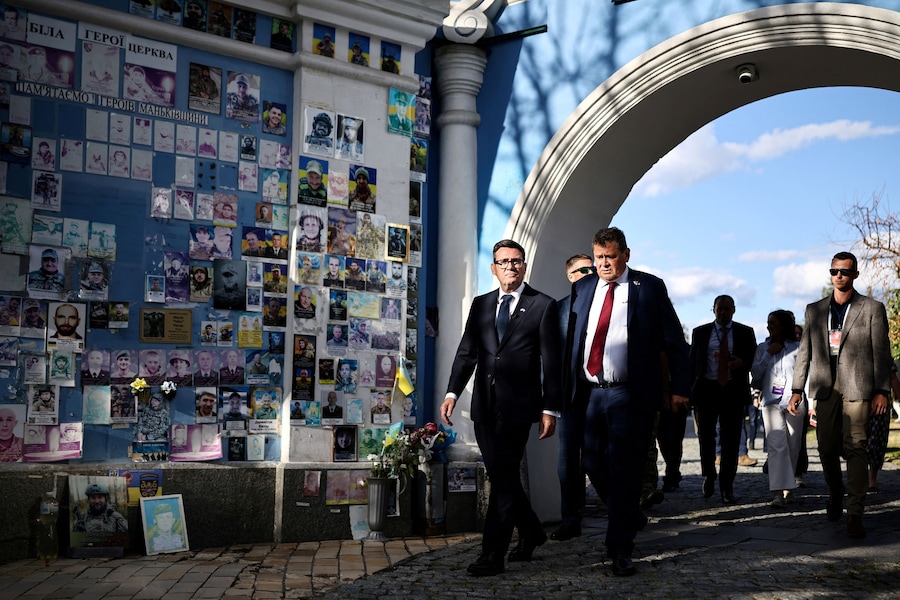 Il primo ministro britannico Andy Burnham visita visitare il Muro della Memoria in piazza Mykhailivska (piazza San Michele) nel centro storico di Kiev, in Ucraina, il 24 agosto 2026. (via REUTERS)