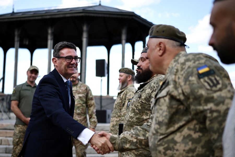 Il primo ministro britannico Andy Burnham incontra i membri dell’unità militare e artistica “Cultural Forces Frontline” in un parco vicino a Piazza Mykhailivska a Kiev, in Ucraina, il 24 agosto 2026. La “Cultural Forces Frontline” si esibisce in prima linea, negli ospedali e nei centri di riabilitazione. (via REUTERS)