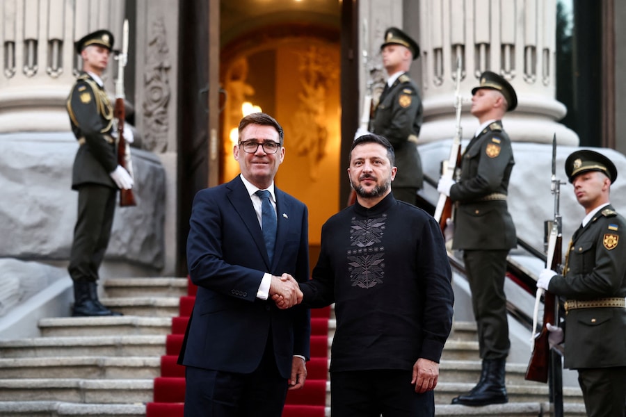 Il presidente ucraino Volodymyr Zelenskiy accoglie e stringe la mano al primo ministro britannico Andy Burnham al suo arrivo alla Horodetskyi House, in vista del loro incontro bilaterale a Kiev, in Ucraina, il 24 agosto 2026. (via REUTERS)