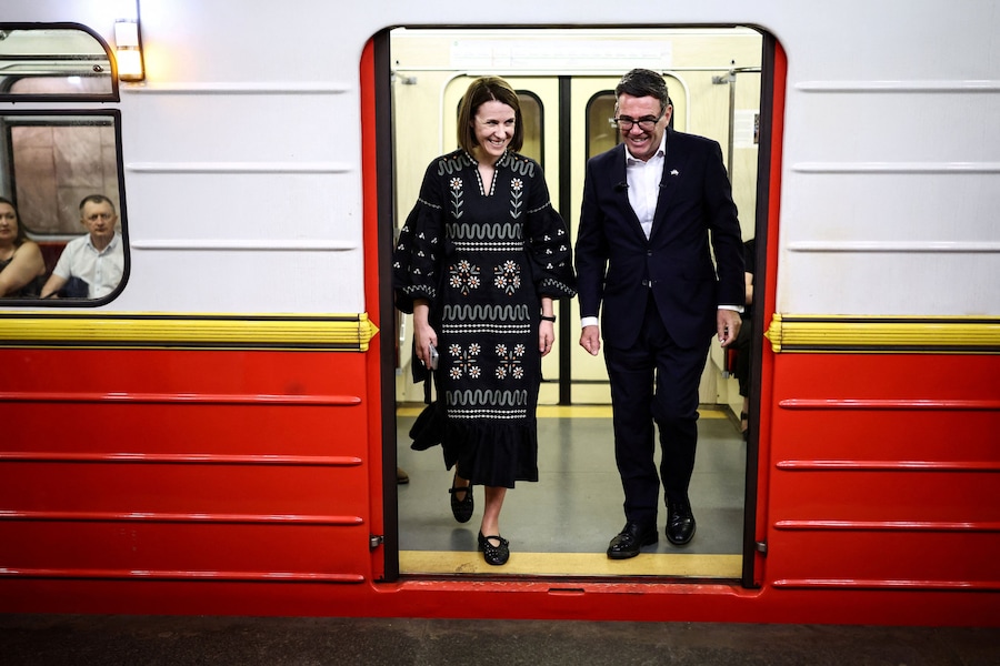 Il primo ministro britannico Andy Burnham scende da un vagone della metropolitana all'arrivo alla stazione di Lukanivska, a Kiev, in Ucraina, il 24 agosto 2026. (via REUTERS)
