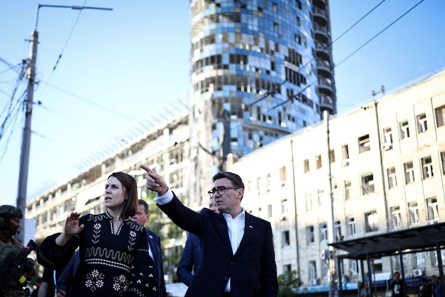 Il primo ministro britannico Andy Burnham osserva le macerie degli edifici nei pressi del mercato di Lukanivska, a Kiev, in Ucraina, il 24 agosto 2026. (via REUTERS)