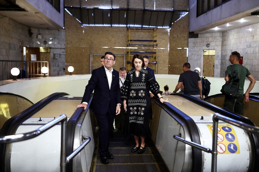 Il primo ministro britannico Andy Burnham osserva le finestre sbarrate in seguito agli attacchi alla stazione della metropolitana di Lukanivska, a Kiev, in Ucraina, il 24 agosto 2026. (via REUTERS)