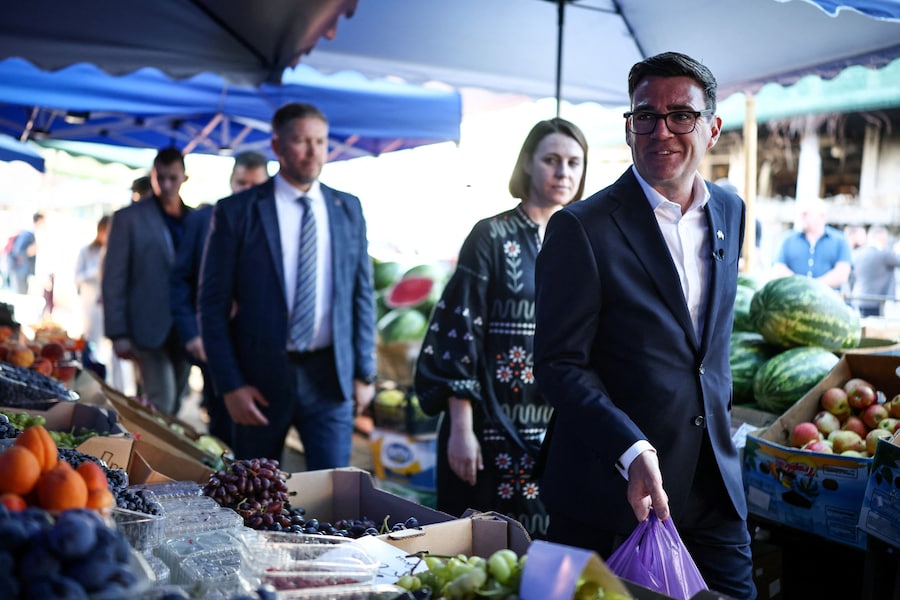 Il primo ministro britannico Andy Burnham visita il mercato di Lukanivska, a Kiev, in Ucraina, il 24 agosto 2026. (via REUTERS)
