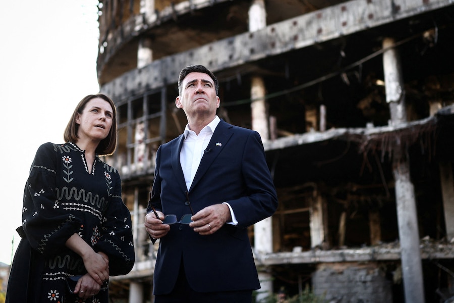 Il primo ministro britannico Andy Burnham osserva le macerie e i detriti degli edificiche hanno subito un attacco nei pressi del mercato di Lukanivska, a Kiev, in Ucraina, il 24 agosto 2026. (via REUTERS)
