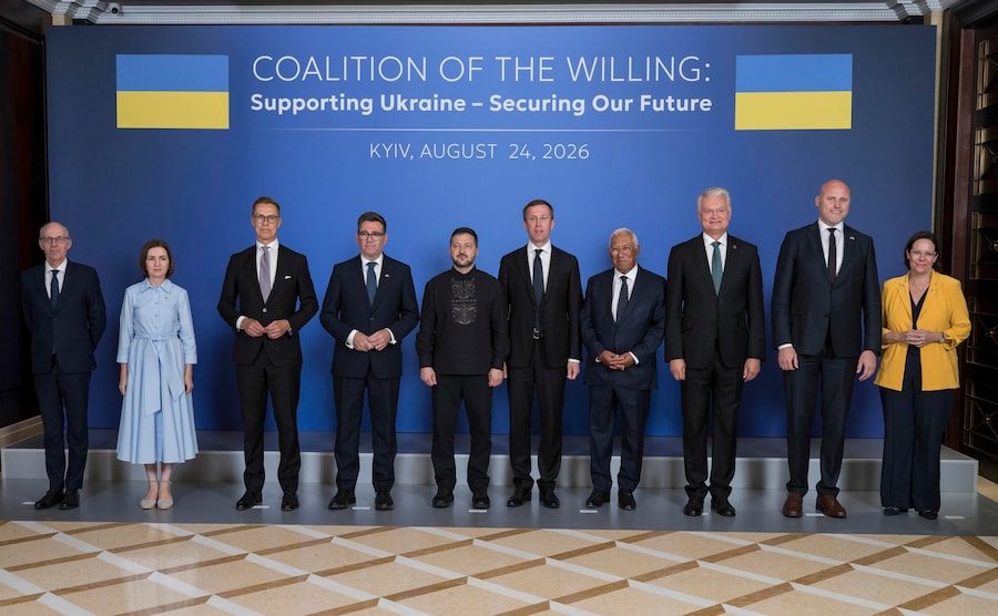 In posa per la foto durante il vertice della Coalizione dei Volenterosi a Kiev; (da sinistra a destra) Il primo ministro lussemburghese Luc Frieden, la presidente della Moldavia Maia Sandu, il presidente finlandese Alexander Stubb, il primo ministro britannico Andy Burnham, il presidente ucraino Volodymyr Zelensky, il primo ministro ucraino Sergiy Koretsky, il presidente del Consiglio dell’UE Antonio Costa, il presidente della Lituania Gitanas Nauseda, il primo ministro della Lettonia Andris Kulbergs e il ministro degli Esteri della Svezia Maria Malmer Stenergar. (EPA)