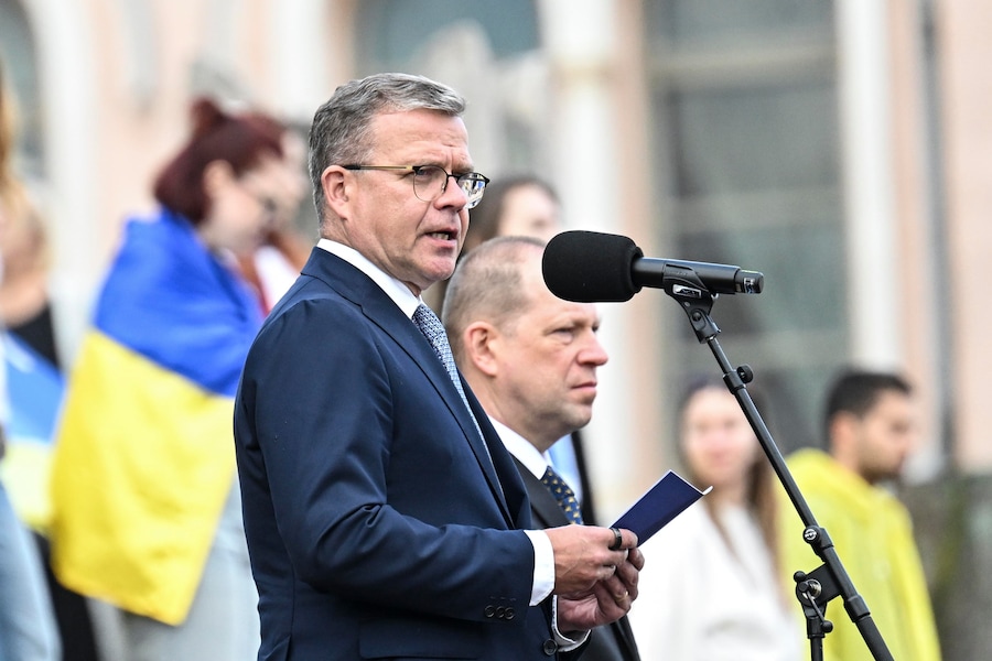 Il primo ministro finlandese Petteri Orpo interviene durante la manifestazione in occasione della Giornata dell'Indipendenza dell'Ucraina a Helsinki, in Finlandia, il 24 agosto 2026. (EPA)