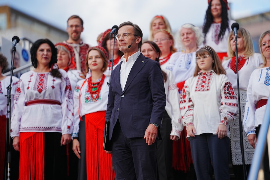 Il primo ministro svedese Ulf Kristersson partecipa alla manifestazione per la Festa dell’Indipendenza dell’Ucraina a Sergels Torg, a Stoccolma, in Svezia, il 24 agosto 2026. (EPA)