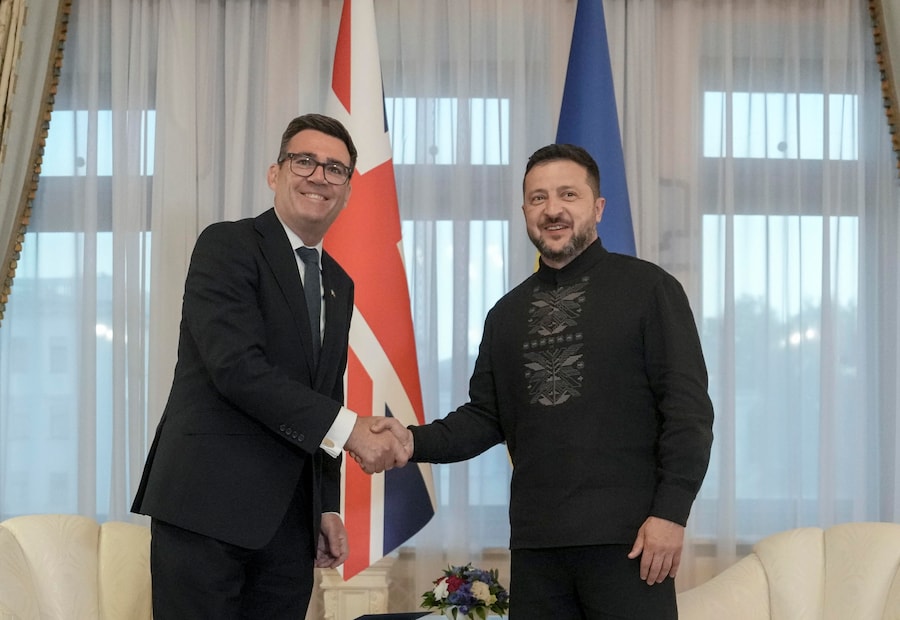 Il presidente ucraino Volodymyr Zelensky (a destra) e il primo ministro britannico Andy Burnham (a sinistra) si stringono la mano durante un incontro presso la sede presidenziale a Kiev, in Ucraina, il 24 agosto 2026. Andy Burnham si reca in Ucraina per partecipare al vertice della «Coalizione dei volenterosi» e alle celebrazioni per la Festa dell’Indipendenza dell’Ucraina. (EPA)