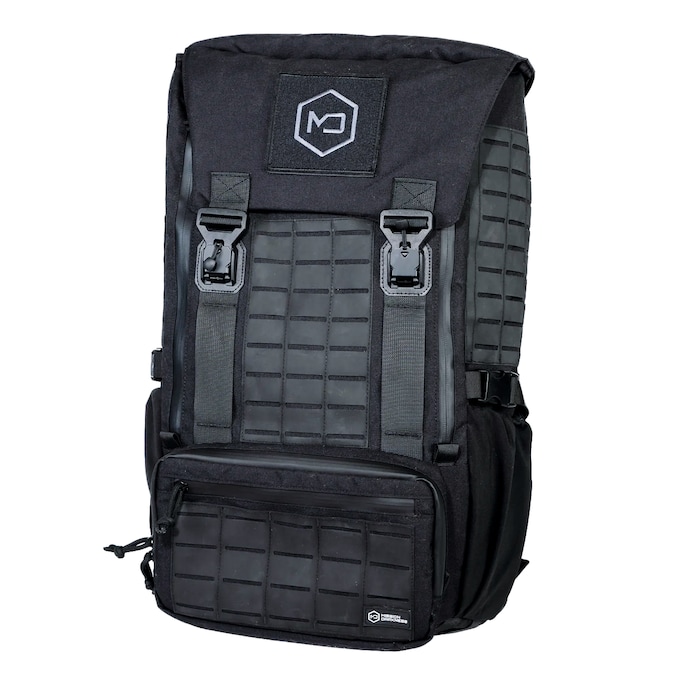 MISSION DARKNESS BY MOS EQUIPMENT Lo zaino blocca i segnali wireless quando è chiuso, per ridurre i rischi di tracciamento e accesso remoto (387,95 €, mosequipment.com).