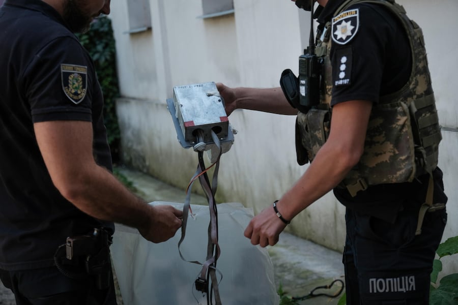 Agenti di polizia ucraini recuperano i rottami di un drone kamikaze russo di tipo Shahed, precipitato in una zona residenziale di Kharkiv, in Ucraina, il 25 agosto 2026. Il drone non è esploso e non si sono registrati feriti, ma gli artificieri sono stati inviati sul tetto di un edificio per neutralizzare i rottami. (EPA)