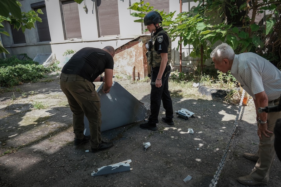 Gli artificieri mentre rimuovono i rottami di un drone kamikaze russo di tipo Shahed, precipitato su un edificio residenziale a Kharkiv, in Ucraina, il 25 agosto 2026. Il drone non è esploso e non si sono registrati feriti, ma gli artificieri sono stati inviati sul tetto dell’edificio per neutralizzarne i rottami. (EPA)