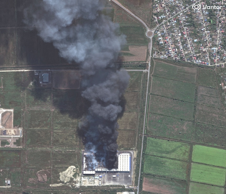 Un'immagine satellitare mostra il fumo che si alza da un magazzino della Ozon mentre l'Ucraina intensifica la campagna di attacchi con droni contro le aziende russe di e-commerce, a Enem, in Adygeya (Russia), il 24 agosto 2026. (via REUTERS)