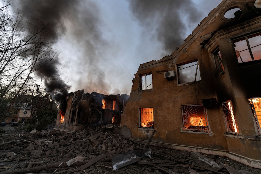 I condomini colpiti un attacco aereo russo nella città di Kramatorsk, in prima linea nella regione di Donetsk, Ucraina, 25 agosto 2026. (via REUTERS)