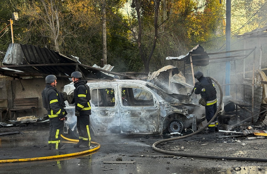 Vigili del fuoco sul luogo di un attacco sferrato da un drone russo in un parcheggio residenziale a Zaporizhzhia, nel sud-est dell’Ucraina, il 25 agosto 2026. Secondo l’Amministrazione militare regionale, nell’attacco sono rimaste ferite almeno sette persone. (EPA)