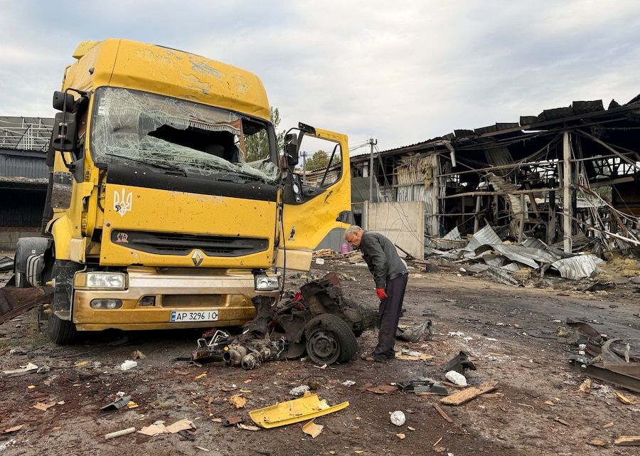 Un’azienda civile a Zaporizhzhia colpita da un attacco russo, in Ucraina, il 25 agosto 2026. Secondo l’Amministrazione militare regionale di Zaporizhzhia, almeno due persone sono state uccise e diverse altre sono rimaste ferite negli attacchi russi contro un’azienda civile e una zona residenziale a Zaporizhzhia. (EPA)