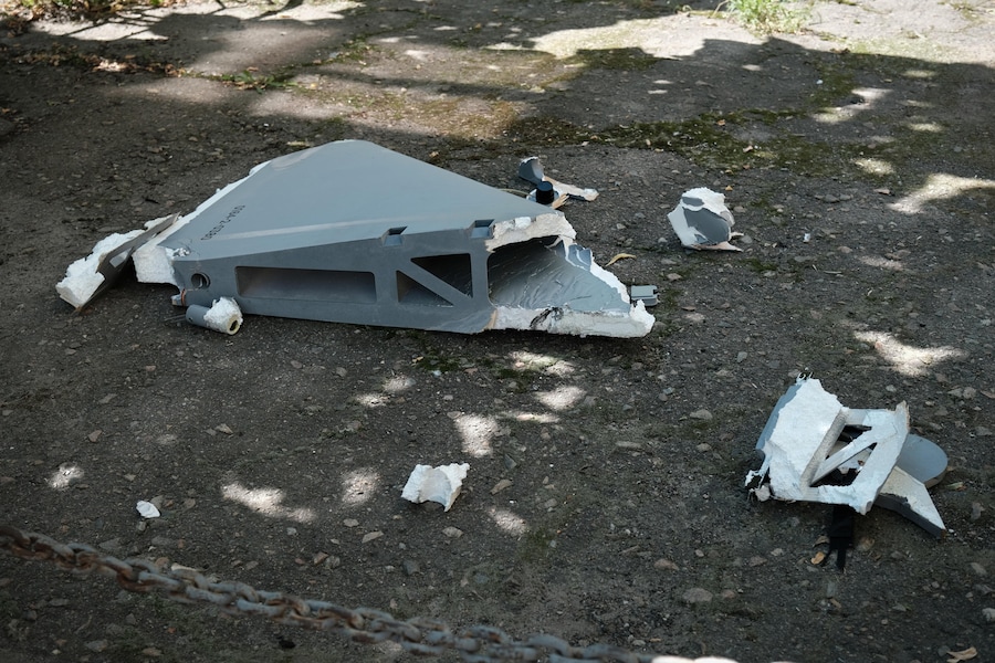 I rottami di un drone kamikaze russo di tipo Shahed, precipitato in una zona residenziale nel centro di Kharkiv, in Ucraina. (EPA)