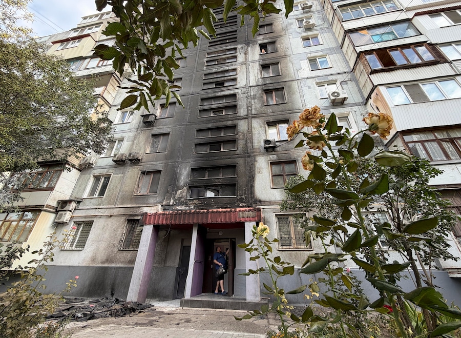 Zaporizhzhia. Secondo l’Amministrazione militare regionale di Zaporizhzhia, almeno due persone sono state uccise e diverse altre ferite negli attacchi russi contro un’impresa civile e una zona residenziale a Zaporizhzhia. Ucraina. (EPA)