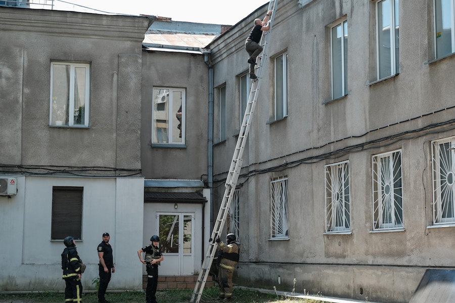 Polizia ucraina e artificieri intervengono sul tetto di un edificio residenziale dopo che un drone kamikaze di tipo Shahed di fabbricazione russa si è schiantato nel centro di Kharkiv, in Ucraina, il 25 agosto 2026. Il drone non è esploso e non si sono registrati feriti, ma gli artificieri sono stati inviati sul tetto dell’edificio per mettere in sicurezza i rottami. (EPA)