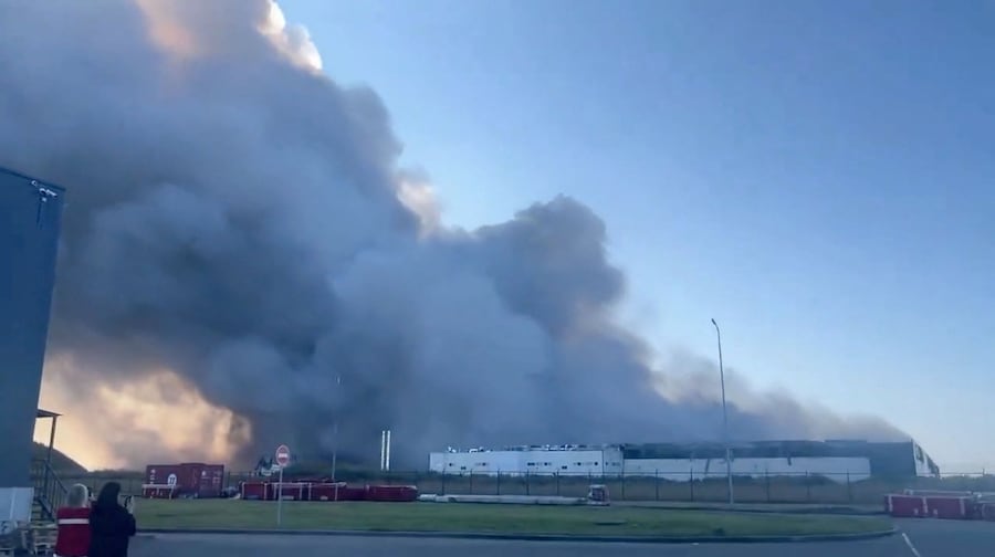 Il fumo si alza da un centro logistico del colosso russo dell’e-commerce Wildberries, in seguito a un attacco con un drone, secondo quanto riferito dalle autorità, a Kotovsk, nella regione di Tambov, in Russia, il 26 agosto 2026, in questa schermata tratta da un video pubblicato sui social media. (Social media/via REUTERS)