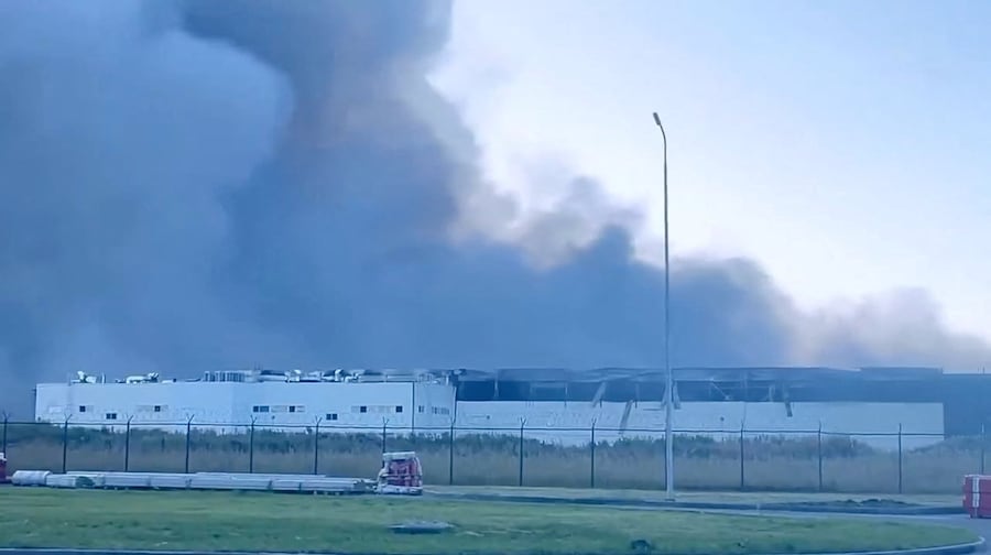 Il fumo si alza da un centro logistico del colosso russo dell'e-commerce Wildberries, in seguito a un attacco con droni, secondo quanto riferito dalle autorità, a Kotovsk, nella regione di Tambov, in Russia, il 26 agosto 2026, in questa schermata tratta da un video pubblicato sui social media. (Social media/via REUTERS)