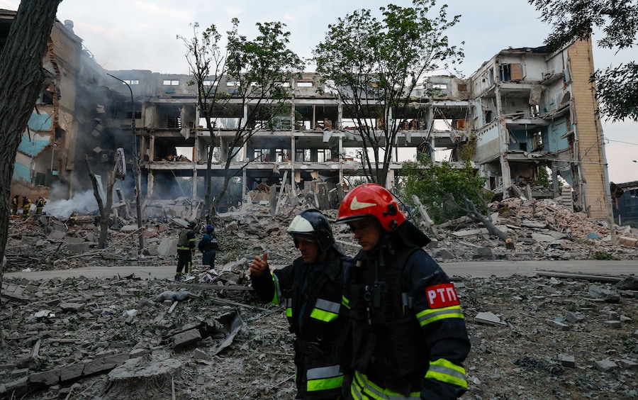 I vigili del fuoco intervengono presso un edificio distrutto a seguito di un attacco ucraino, nel corso del conflitto tra Russia e Ucraina a Donetsk, città ucraina sotto il controllo russo. (REUTERS/Alexander Ermochenko)