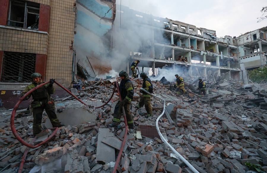 I vigili del fuoco intervengono presso un edificio distrutto a seguito di un attacco ucraino, nel corso del conflitto tra Russia e Ucraina a Donetsk, città ucraina sotto il controllo russo. (REUTERS/Alexander Ermochenko)
