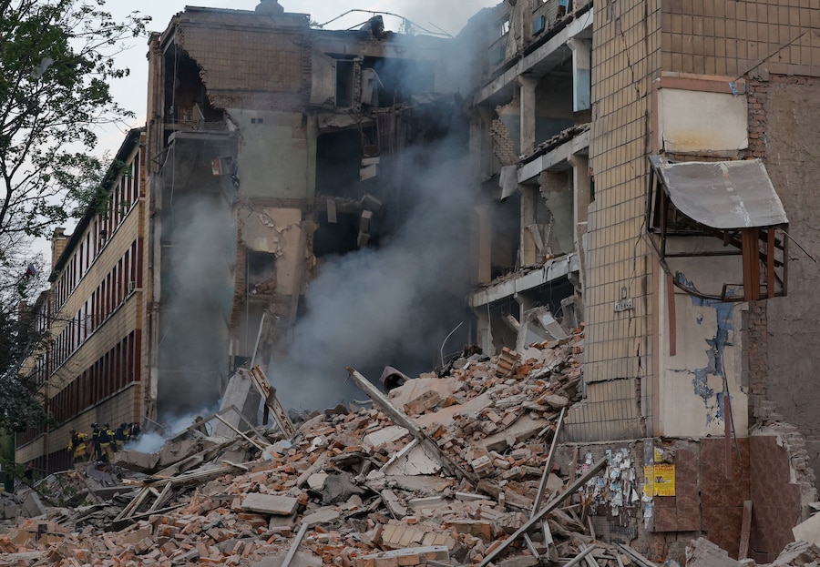 I vigili del fuoco intervengono presso un edificio distrutto in seguito a un attacco ucraino, nel corso del conflitto tra Russia e Ucraina a Donetsk, città ucraina sotto il controllo russo. (REUTERS/Alexander Ermochenko)