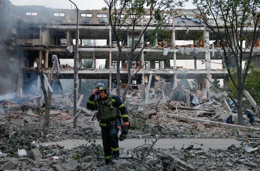 Un vigile del fuoco cammina davanti a un edificio distrutto in seguito a un attacco ucraino, nel corso del conflitto tra Russia e Ucraina a Donetsk, città ucraina sotto il controllo russo. (REUTERS/Alexander Ermochenko)
