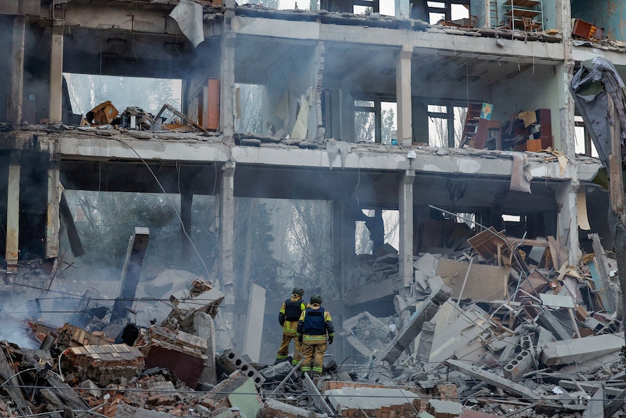 I vigili del fuoco accanto a un edificio distrutto in seguito a un attacco ucraino, nel corso del conflitto tra Russia e Ucraina a Donetsk, città ucraina sotto il controllo russo. (REUTERS/Alexander Ermochenko)
