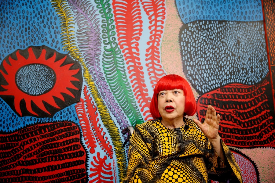 L'artista d'avanguardia giapponese Yayoi Kusama parla con i giornalisti nel suo studio di Tokyo, in Giappone, il 26 settembre 2017. (REUTERS/Toru Hanai/File Photo)