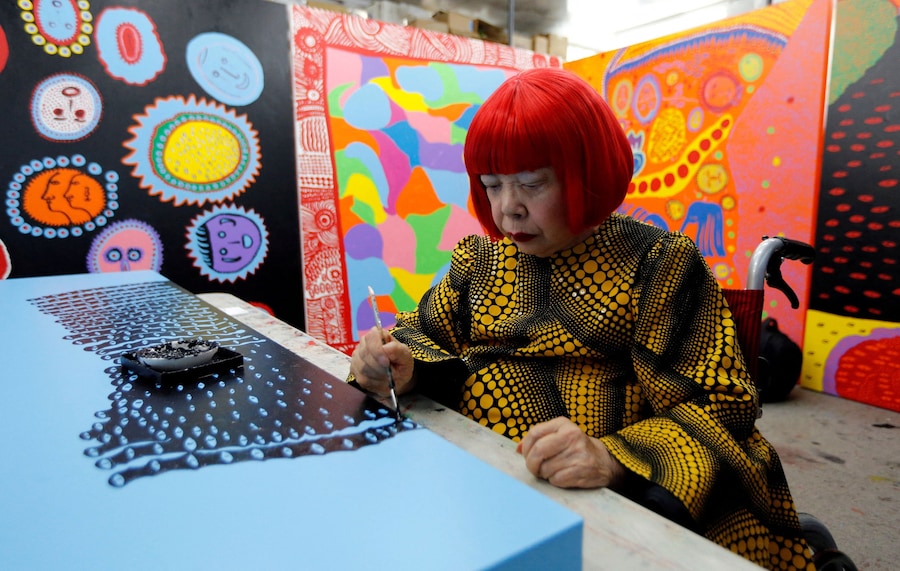 L'artista d'avanguardia giapponese Yayoi Kusama lavora a un'opera nel suo studio di Tokyo, in Giappone, il 26 settembre 2017. (REUTERS/Toru Hanai/File Photo)