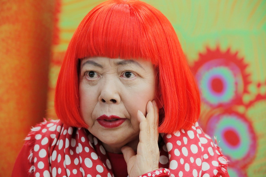 L'artista d'avanguardia giapponese Yayoi Kusama, con una parrucca rosso vivo e una sciarpa a pois di Louis Vuitton, parla durante un'intervista nel suo studio di Tokyo, il 1° agosto 2012. (Foto AP/Itsuo Inouye, File/ Associated Press / LaPresse/APN)