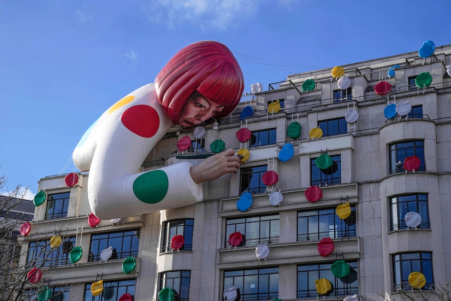 L'installazione dell'artista giapponese Yayoi Kusama, che sovrasta il negozio monomarca Louis Vuitton, è ritratta in questa foto scattata sugli Champs-Élysées a Parigi, domenica 15 gennaio 2023. (AP Photo/Michel Euler, File/Associated Press / LaPresse/APN)
