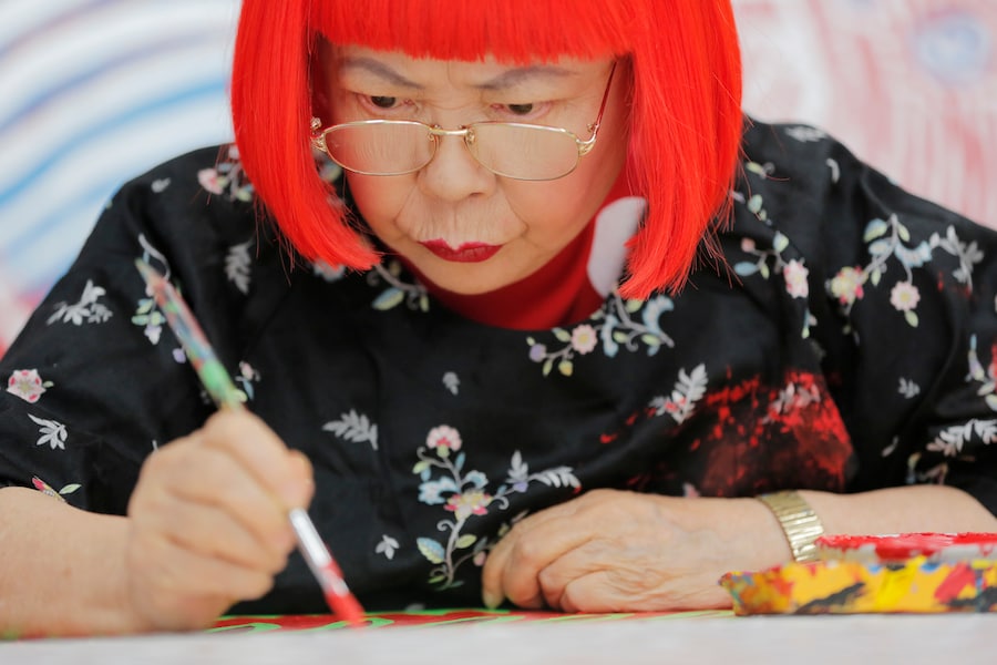 L'artista d'avanguardia giapponese Yayoi Kusama al lavoro nel suo studio di Tokyo, mercoledì 1 agosto 2012. (Foto AP/Itsuo Inouye, File/ Associated Press / LaPresse/APN)