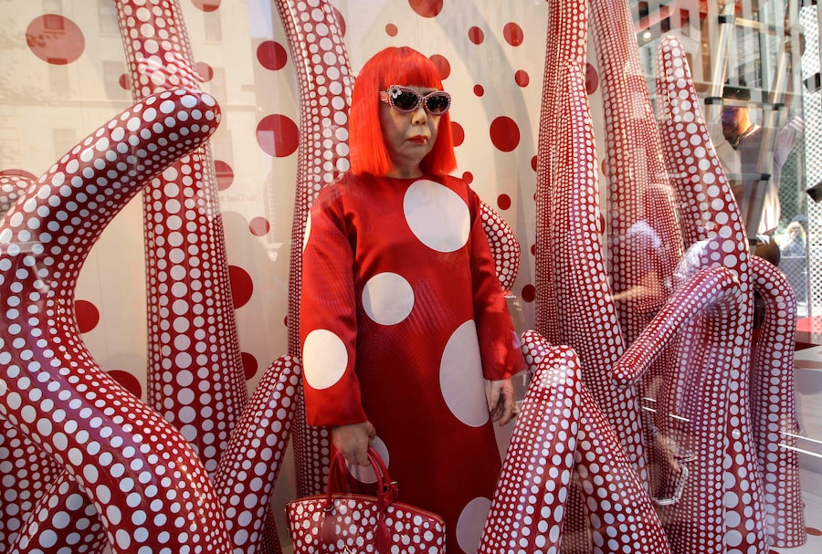 Un modello in cera dell'artista giapponese Yayoi Kusama è esposto nelle vetrine del negozio monomarca di Louis Vuitton sulla Fifth Avenue a New York, martedì 10 luglio 2012. (AP Photo/Kathy Willens, File/Associated Press / LaPresse/APN)