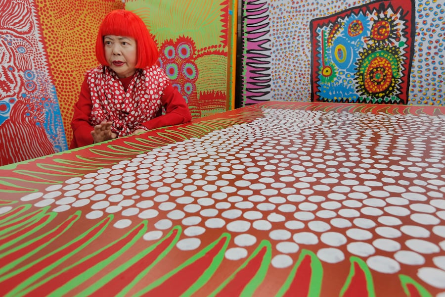 L'artista d'avanguardia giapponese Yayoi Kusama parla durante un'intervista nel suo studio, pieno di dipinti a tutta parete che pullulano dei suoi caratteristici punti ripetitivi, a Tokyo il 1° agosto 2012. (Foto AP/Itsuo Inouye, File/ Associated Press / LaPresse/APN)