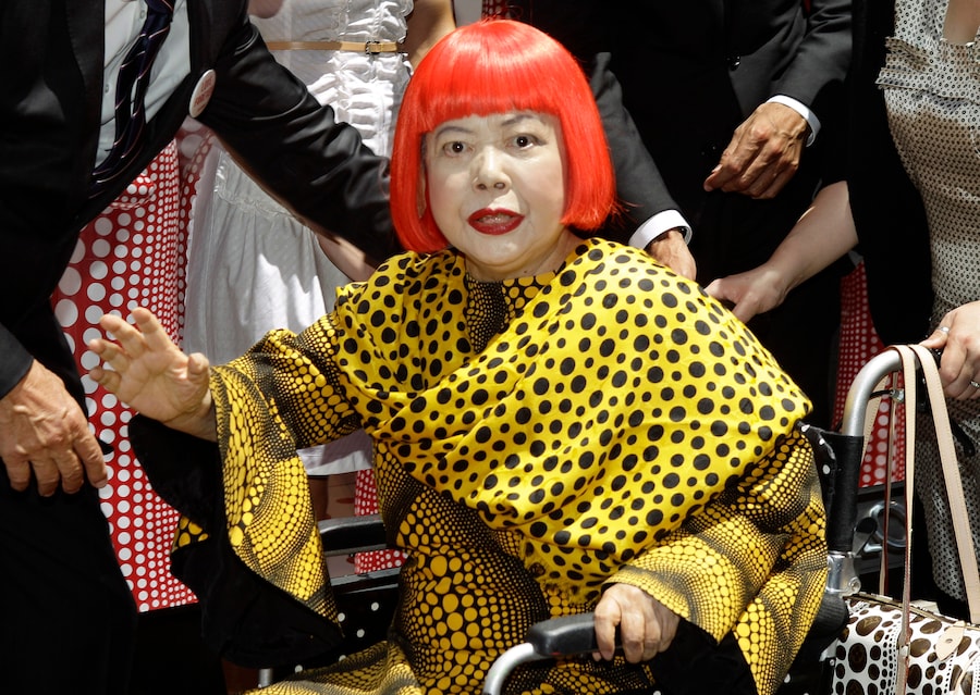 L'artista giapponese Yayoi Kusama saluta davanti alle vetrine del negozio monomarca di Vuitton in occasione della presentazione di una nuova collezione realizzata in collaborazione tra Kusama e il direttore creativo di Vuitton, Marc Jacobs, a New York, il 10 luglio 2012. (AP Photo/Kathy Willens, File/Associated Press / LaPresse/APN)