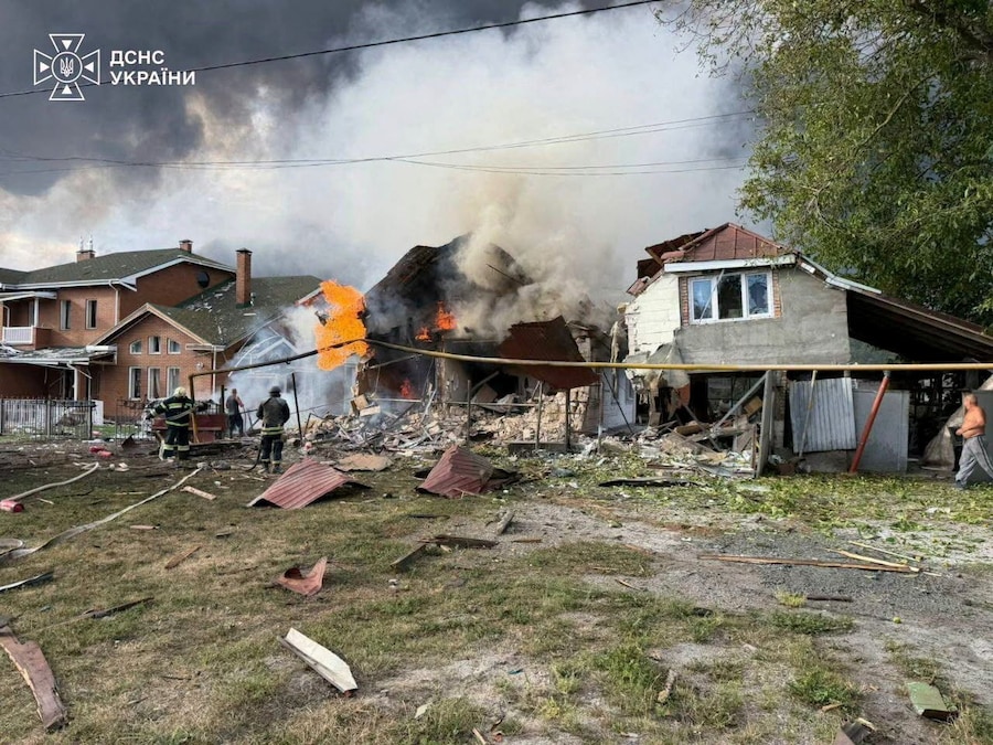 I soccorritori sono all’opera sul luogo di un attacco con droni russi, nel contesto dell’offensiva russa contro l’Ucraina, nella regione di Kiev. (Ufficio stampa del Servizio statale di emergenza dell’Ucraina / Foto fornita tramite REUTERS)