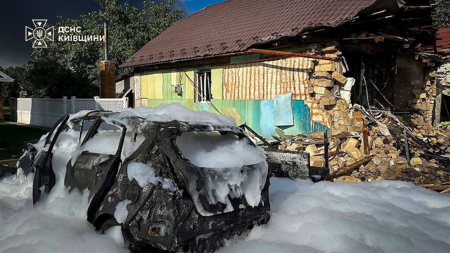 Auto distrutta nei pressi di un'abitazione privata danneggiata sul luogo di un attacco con droni russi, nel contesto dell'offensiva russa contro l'Ucraina, nella regione di Kiev. (Ufficio stampa del Servizio statale di emergenza dell’Ucraina nella regione di Kiev/Foto fornita tramite REUTERS)