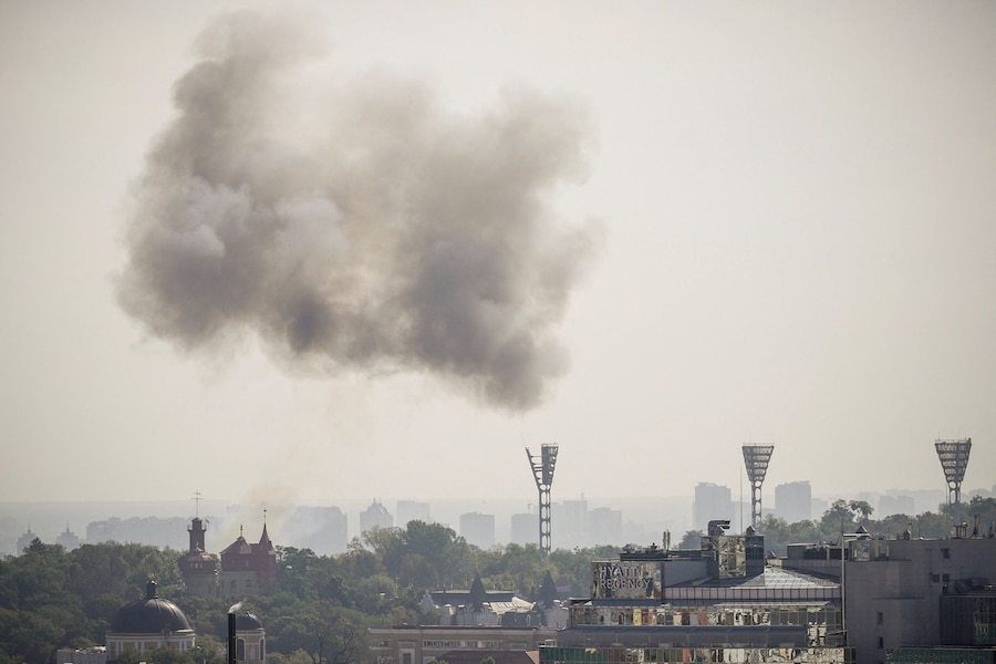 Il fumo si alza sul centro città durante un attacco con droni russi, a Kiev. (REUTERS/Anna Voitenko)