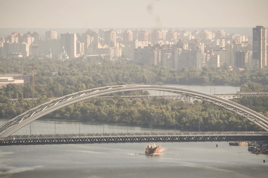 Un'esplosione sulla superficie del fiume Dnieper mentre prosegue l'attacco con droni russi, a Kiev. (REUTERS/Anna Voitenko)