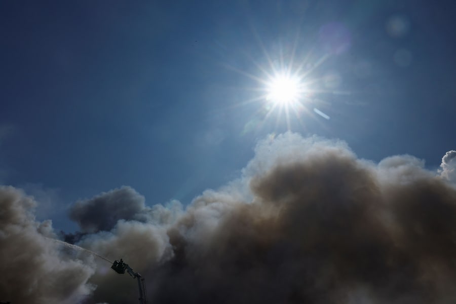 Il fumo sale da un magazzino colpito da un attacco con droni russi, nel contesto dell'offensiva russa contro l'Ucraina, nella regione di Kiev. (REUTERS/Valentyn Ogirenko)